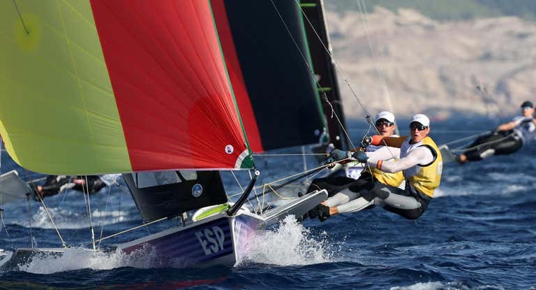 Diego Botin Le Chever y Florian Trittel Paul de España en acción en su esquife 49er FX durante la 12ª carrera del esquife masculino.