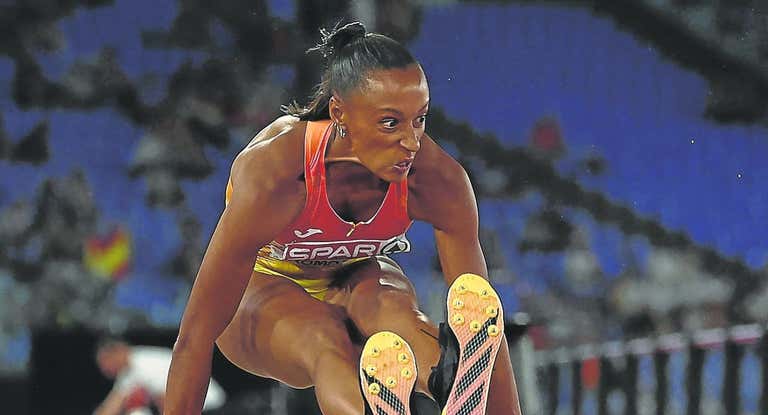 Ana Peleteiro en pleno salto.