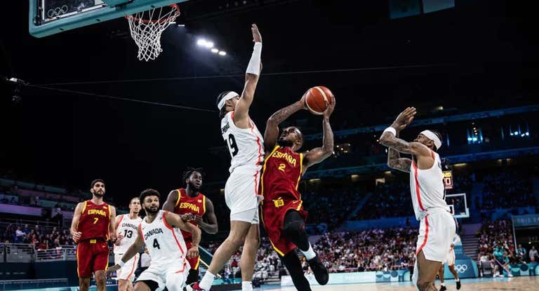 Lorenzo Brown, con la pelota, durante el partido ante Canadá.