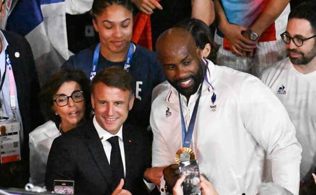 Emmanuel Macron junto a Teddy Riner. AFP