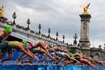 Un triatleta descubre la táctica más insalubre para combatir la suciedad del Sena