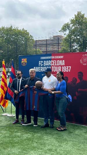Laporta junto al alcalde de Nueva York durante el acto conmemorativo. RELEVO