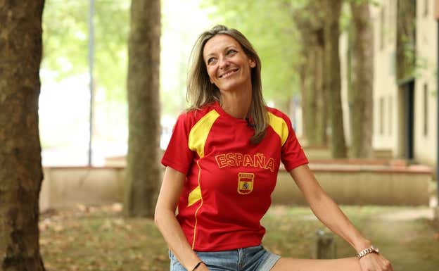 La coach Rebeca López atiende a Relevo sonriente tras salir de su encuentro con Ana Peleteiro. RELEVO/MICHÈLE NOVOTVICH