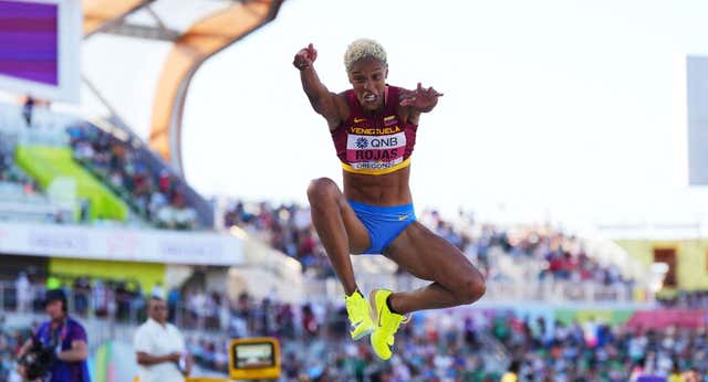 Quién tiene el récord de triple salto en atletismo