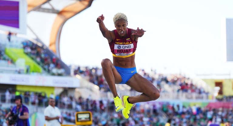 Yulimar Rojas en pleno salto.