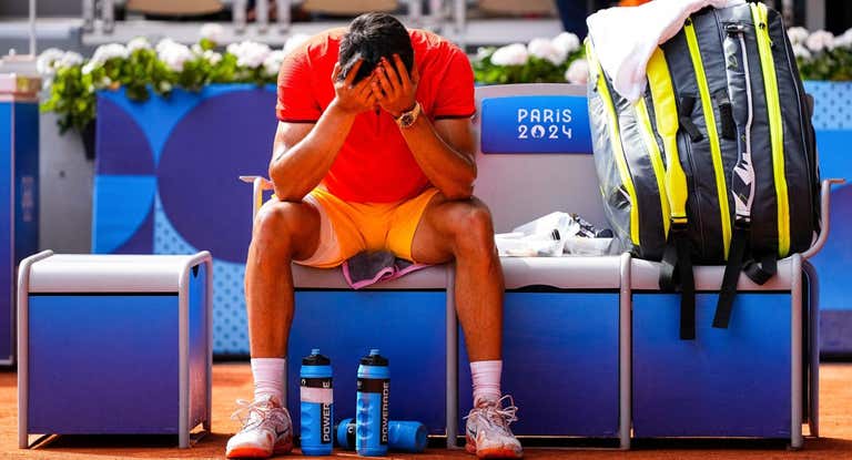 Carlos Alcaraz se lamenta tras perder la final olímpica ante Djokovic.