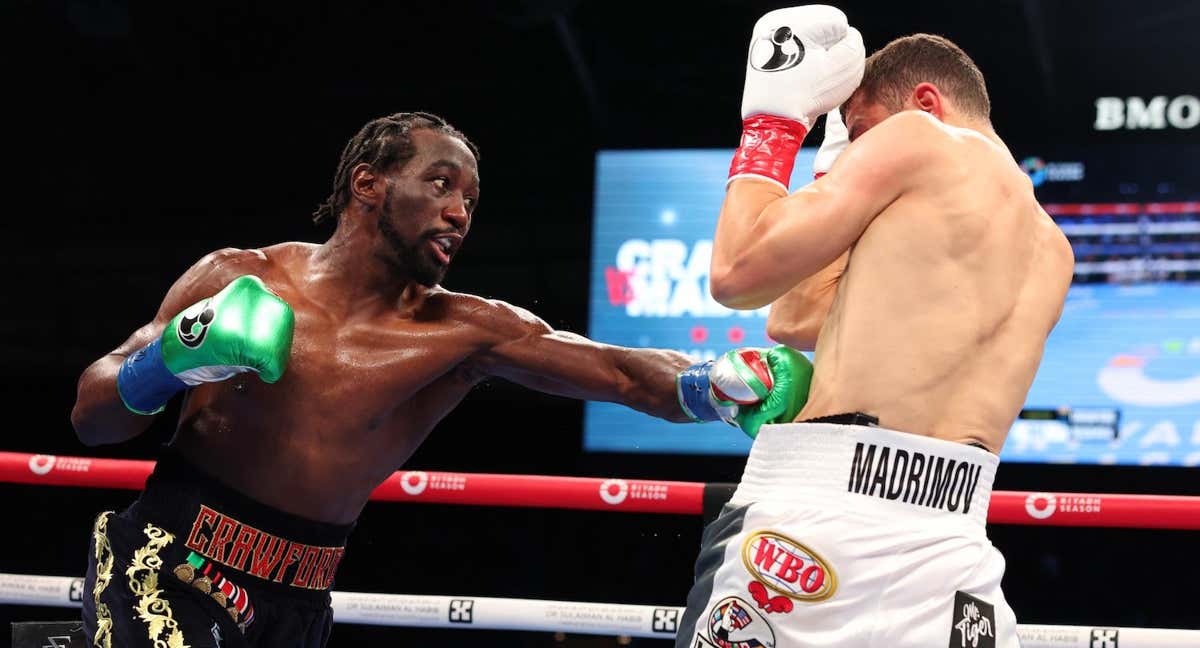 Terence Crawford golpea a Israil Madrimov durante su combate.