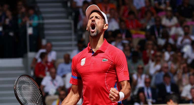 Novak Djokovic celebra un punto durante la final de los Juegos de París.