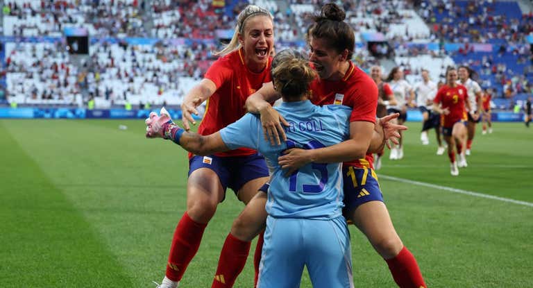 Cata Coll, Alexia Putellas y Lucía García celebran la victoria frente a Colombia en los cuartos de final de París 2024.