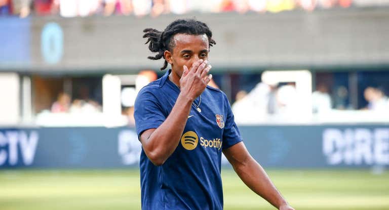 Koundé en el calentamiento contra el Real Madrid.