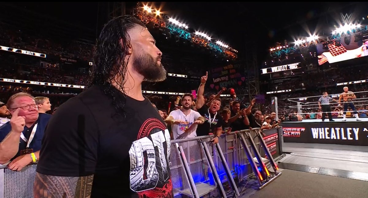 Roman Reings y Cody Rhodes se retan con la mirada.