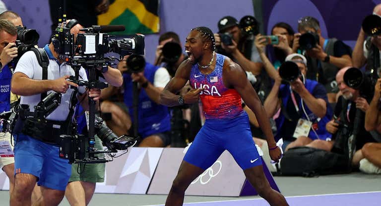 Noah Lyles (27) celebra su oro en 100 m en París 2024.