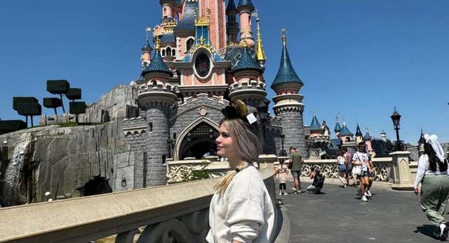 Unas fotos en Disneyland acaban con la nadadora Luana Alonso expulsada de la Villa Olímpica