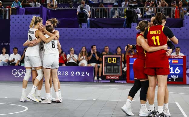 Los abrazos entre las jugadoras de Alemania (izq.) al ser campeonas y de España (derecha) al lograr la histórica plata.  EP