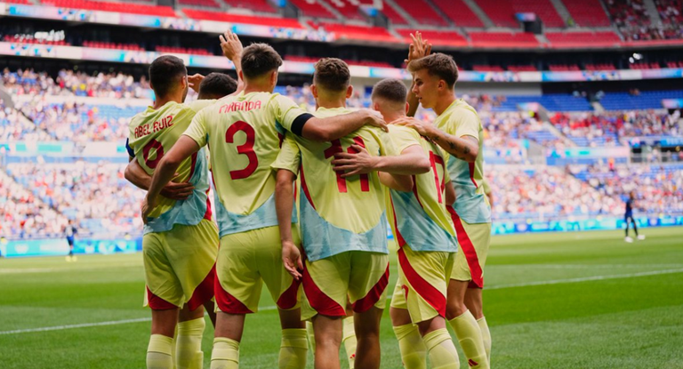 Los jugadores españoles celebran el gol.