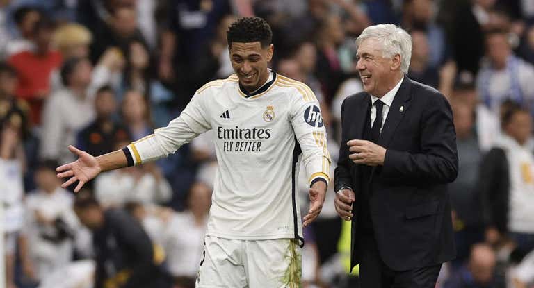 Ancelotti bromea con Bellingham tras un partido del Real Madrid la pasada campaña.
