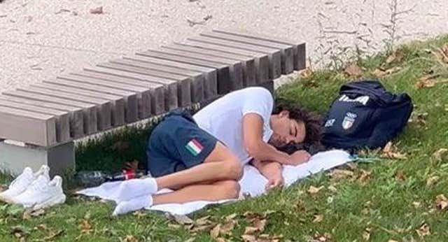 La estafa del vaso sostenible en los Juegos Olímpicos de París que explica la foto de Ceccon durmiendo en el césped