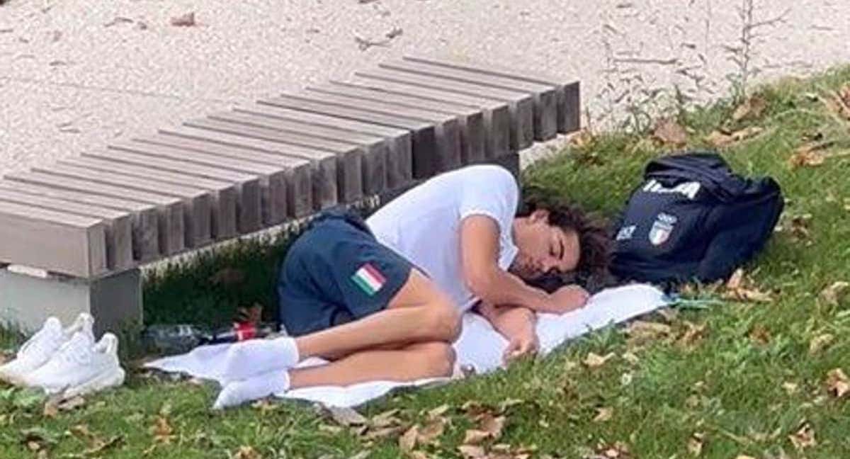 Ceccon, durmiendo en el césped.