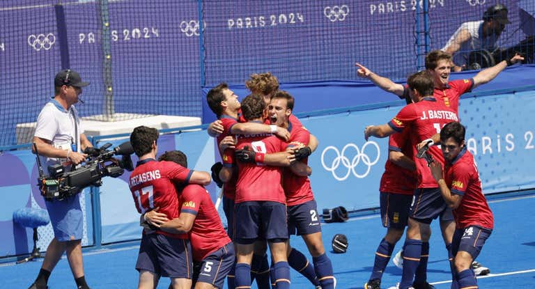 Jugadores de la selección de España celebran su gran triunfo frente a Bélgica en París 2024. Los Redsticks están en semifinales.