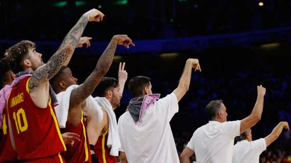 El banquillo de la Selección de baloncesto en los JJOO protesta una jugada durante el partido contra Canadá de la fase de grupos/Reuters