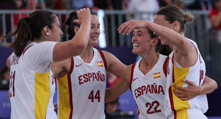 La jugadoras de la Selección se abrazan tras meterse en la final.