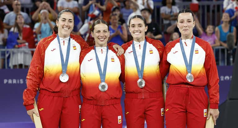 La Selección de 3x3 posa con la medalla de plata en los Juegos de París.