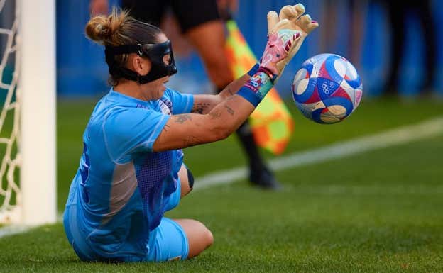 Cata Coll para uno de los penaltis en la tanda que dio la victoria a España ante Colombia en los Juegos Olímpicos.  RFEF