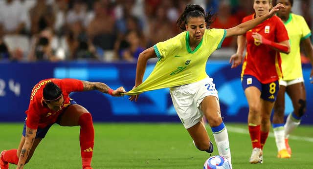 España se olvida de jugar al fútbol, sucumbe ante Brasil y luchará por el bronce