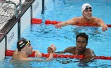 Descubren que un nadador ganó una plata irregular en la piscina que el VAR no supo ver