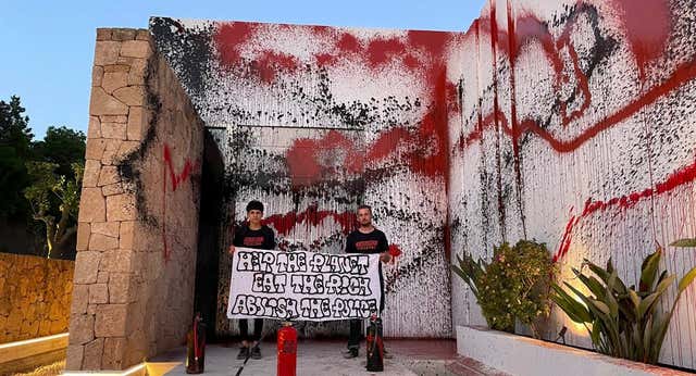 Lionel Messi se ve salpicado en su mansión de Ibiza por el activismo medioambiental… hasta dentro de su jardín