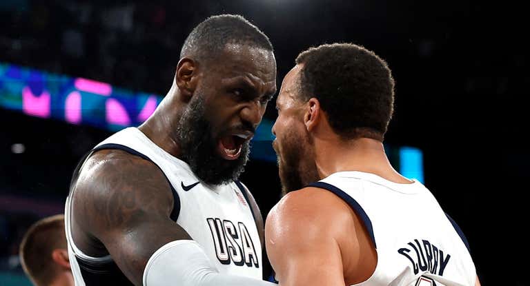 LeBron James y Stephen Curry celebran una canasta trascendental para el triunfo de Estados Unidos ante Serbia.