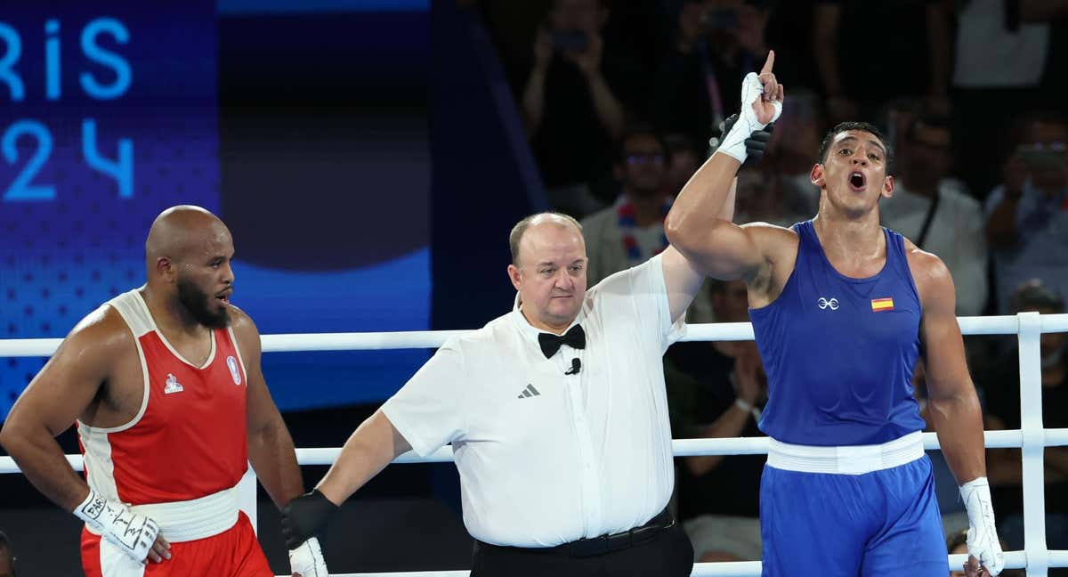 Ayoub Ghadfa celebra su victoria sobre Djamili-Dini Aboudou en las semifinales del torneo de París 2024./EFE