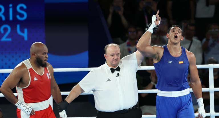 Ayoub Ghadfa celebra su victoria sobre Djamili-Dini Aboudou en las semifinales del torneo de París 2024.