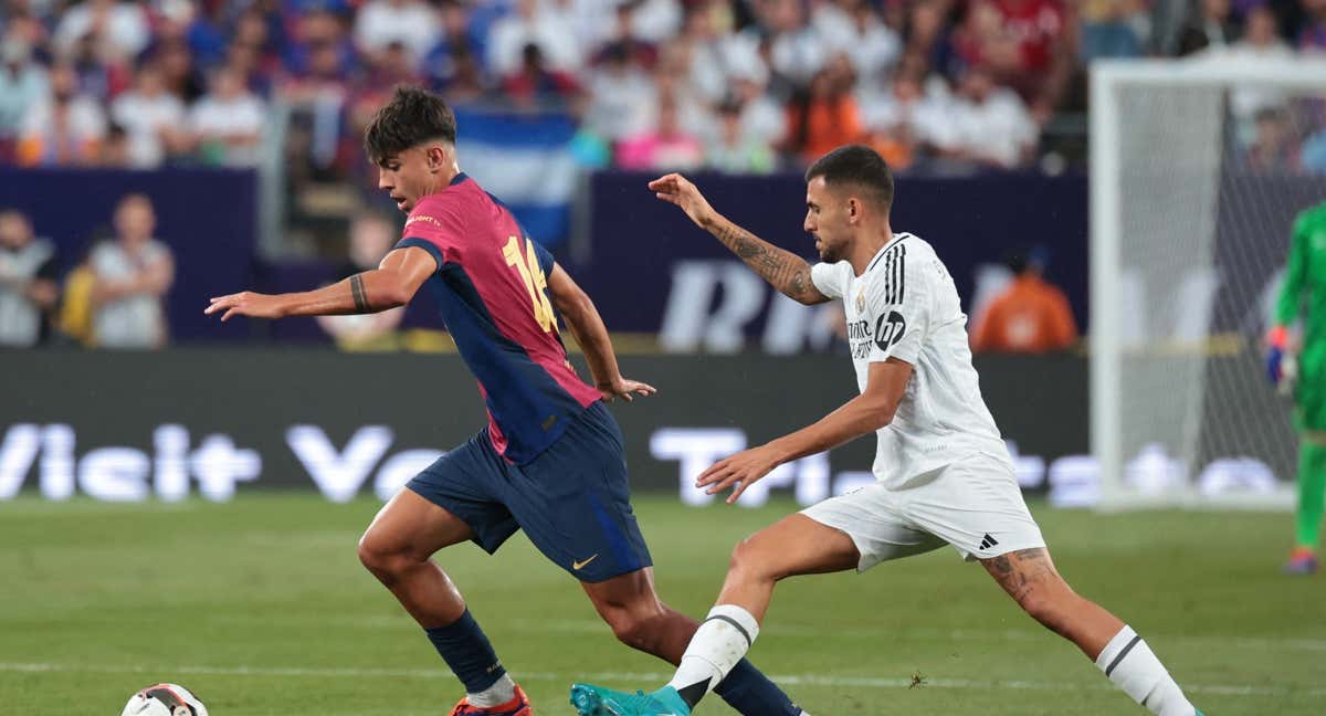 Marc Bernal ante Dani Ceballos en El Clásico de pretemporada.