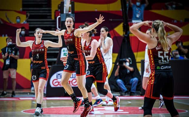 Antonia Delaere celebra el tiro que posteriormente sería anulado ante Serbia.  FIBA