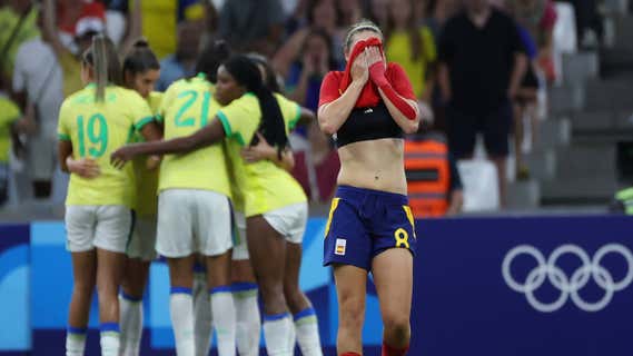 Mariona Caldentey, futbolista de la Selección, se lamenta tras uno de los goles de Brasil en la semifinal en los JJOO. /EFE