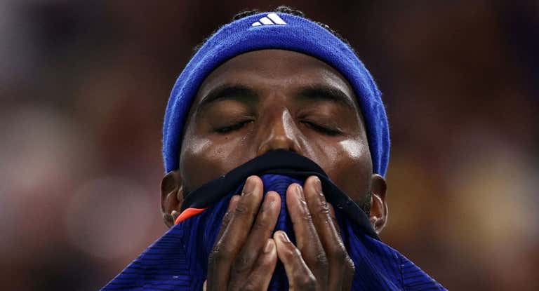 El francés Dika Mem se lamenta de lo ocurrido durante el partido.