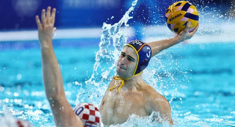 Álvaro Granados lanza en el encuentro ante Croacia.