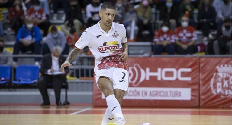 Felipe Valerio dando un pase en un partido de ElPozo Murcia Costa Cálida.