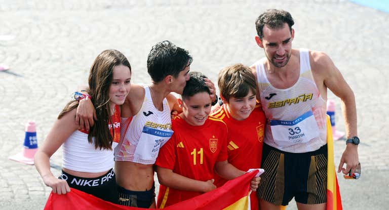 La foto de María Pérez rodeada por los hijos de Ángel Vaca, junto a otro niño y su compañero Álvaro Martín.