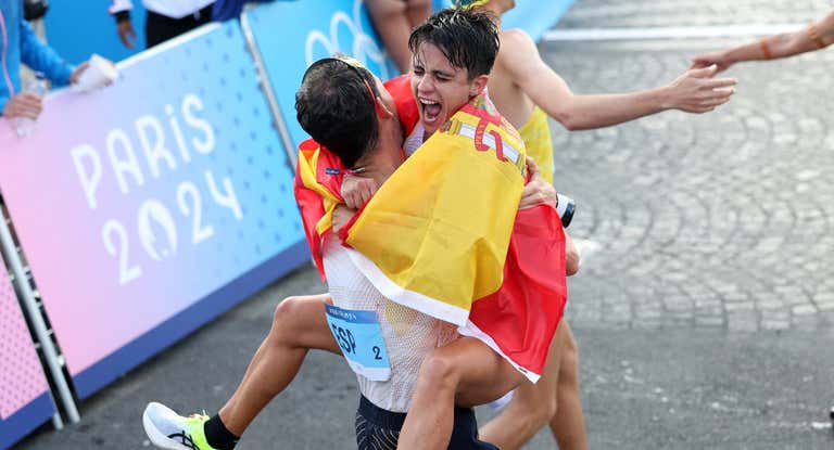 María Pérez y Álvaro Martín celebran el oro olímpico en los relevos mixtos de marcha.