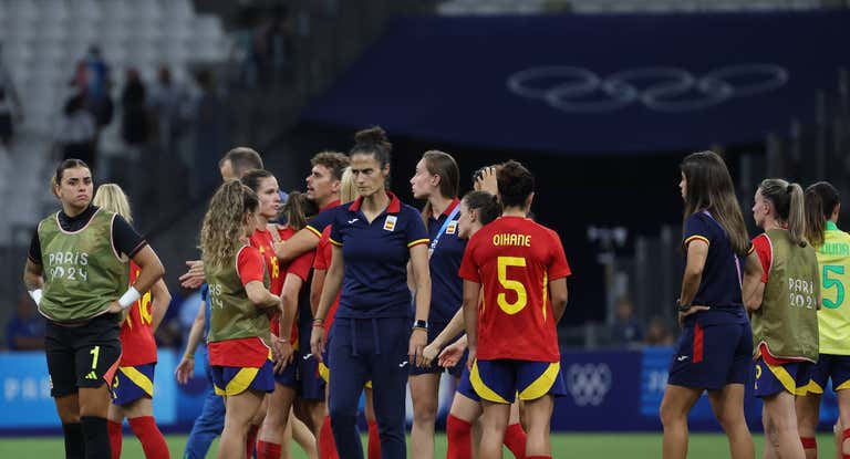 Las jugadoras de la Selección y Montse Tomé tras la semifinal perdida ante Brasil en los JJOO.