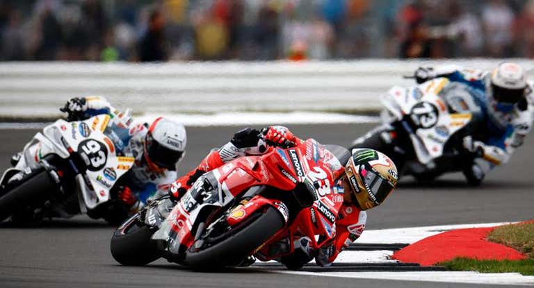 Enea Bastianini y los hermanos Márquez en Silverstone.
