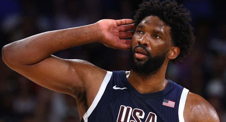 Joel Embiid provoca al público francés.