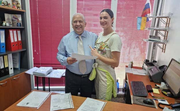 Isinbayeva, recibiendo los papeles de residencia española.  FACEBOOK