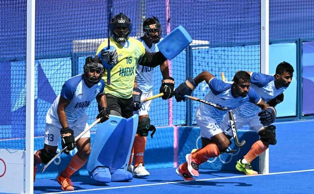 La defensa india sale a defender un penalti córner en contra. Reuters