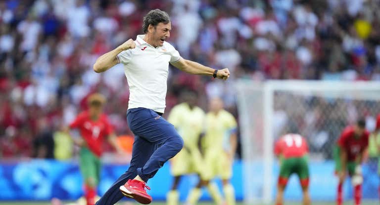 Santi Denia celebra el oro.