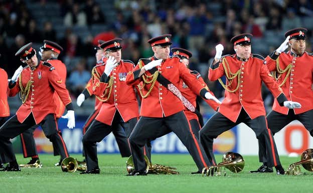 Una banda de música interpreta la haka antes de la semifinal del Mundial 2011, entre Gales y Francia en el Eden Park.  AP