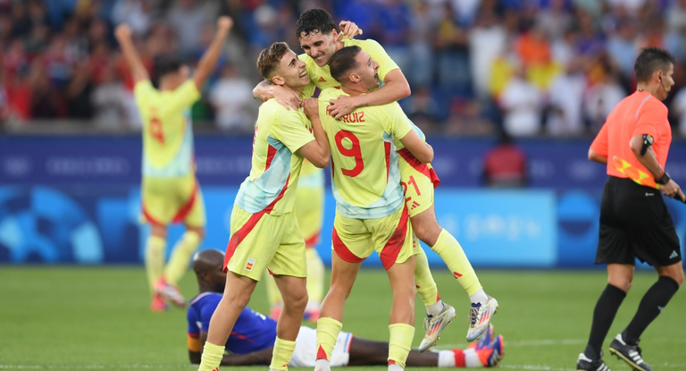 Los jugadores de la selección se abrazan.