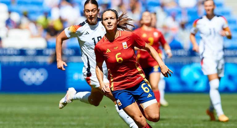 Rauch y Aitana Bonmatí, jugadoras de Alemania y España, respectivamente, en la pelea por el bronce en los JJOO.